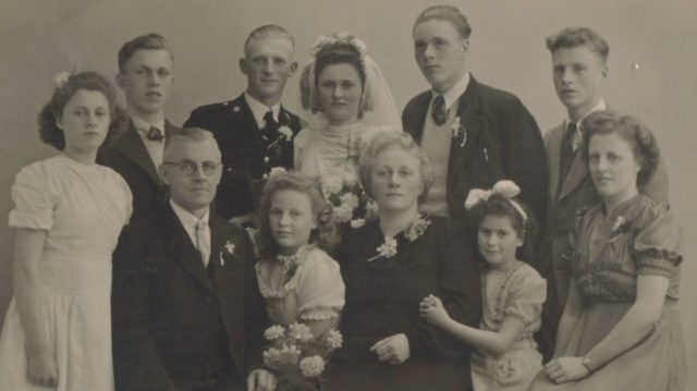 Lea Tropp bij haar familie in Abbega