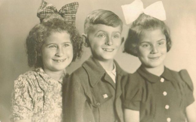 Lea Tropp uit Abbega, broer Izak en nichtje Basja. Lea behoorde tot de Joodse kinderen die vanuit de crèche tegenover de Hollandsche Schouwburg in Amsterdam naar Fryslân werden gesmokkeld en hier een onderduikadres kregen. Foto: Stichting De Verhalen