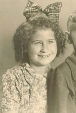 Lea Tropp uit Abbega, broer Izak en nichtje Basja. Lea behoorde tot de Joodse kinderen die vanuit de crèche tegenover de Hollandsche Schouwburg in Amsterdam naar Fryslân werden gesmokkeld en hier een onderduikadres kregen. Foto: Stichting De Verhalen