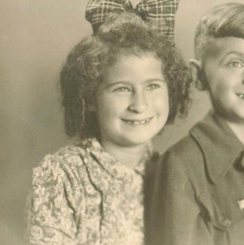 Lea Tropp uit Abbega, broer Izak en nichtje Basja. Lea behoorde tot de Joodse kinderen die vanuit de crèche tegenover de Hollandsche Schouwburg in Amsterdam naar Fryslân werden gesmokkeld en hier een onderduikadres kregen. Foto: Stichting De Verhalen