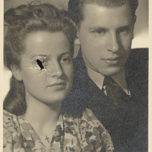 Rietje en Toon. De foto is doorboord met een kogelgat.