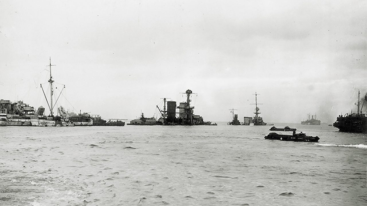 De kruiser Hr.Ms. Sumatra (1926-1944), tot zinken gebracht als blokschip op 9 juni 1944 voor de kust van Normandië nabij Quistreham, Collectie NIMH, 2158_005550.