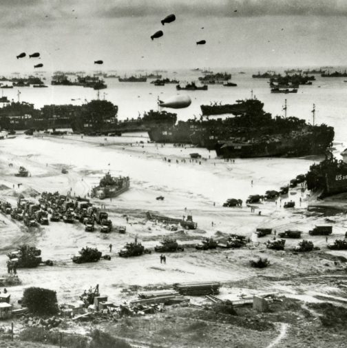 Strandinvasie Normandië tijdens D-day. US Navy, Collectie NIMH, 2155_035134J.