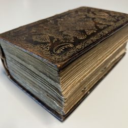 Het verworven boek: ‘Franse, Engelse, Keulse, Munsterse en Nederlandse oorloge; ofte een pertinent verhael / van het begin en voortgank der Nederlandse beroerten’, door Jacobus Konynenberg (1673).