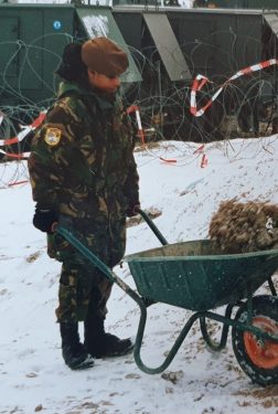 Peggy Lynch met kruiwagen in de sneeuw