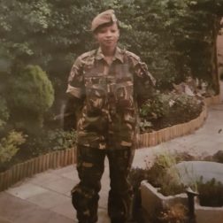 Peggy Lynch in militair uniform