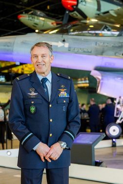 Peter Tankink in uniform voor de F16-MiG Killer