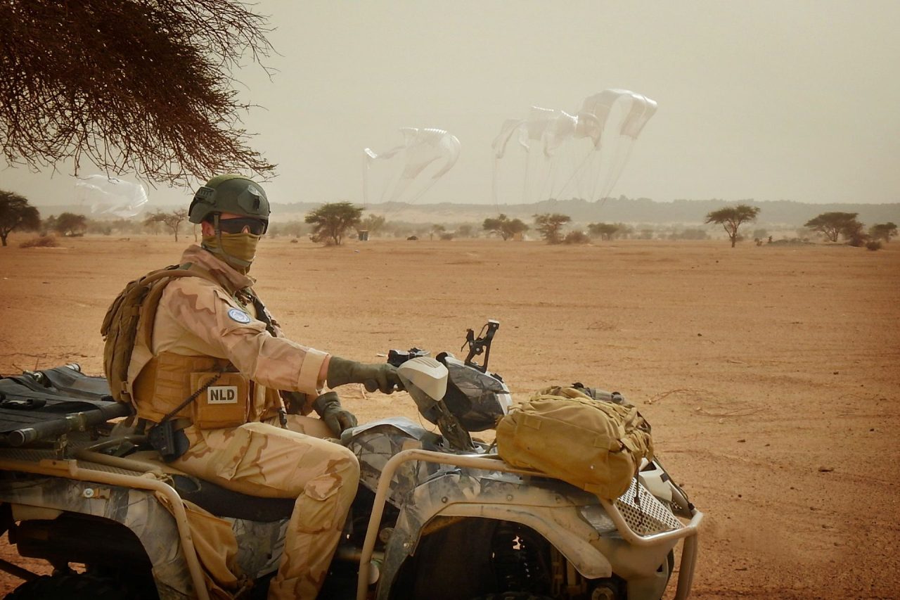Gydo op een Suzuki KingQuad in de woestijn in Mali.