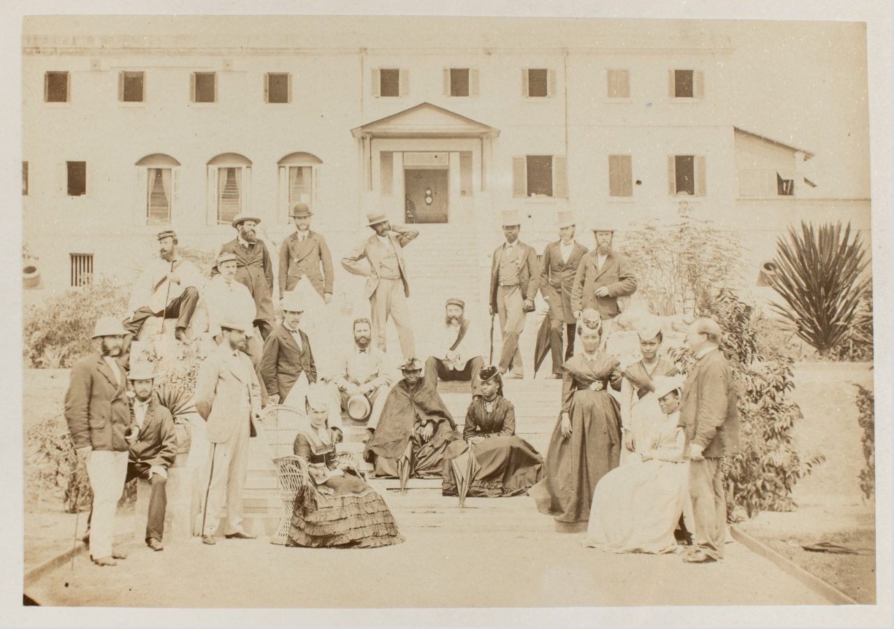 Groepsfoto in Elmina op de trap ergens voor een huis aan de Goudkust.