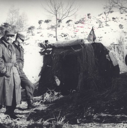 Luitenant-kolonel M.P.A. den Ouden, commandant van het Nederlands Detachement Verenigde Naties in Korea, op bezoek bij de troepen te velde in de sneeuw (1950-1951).