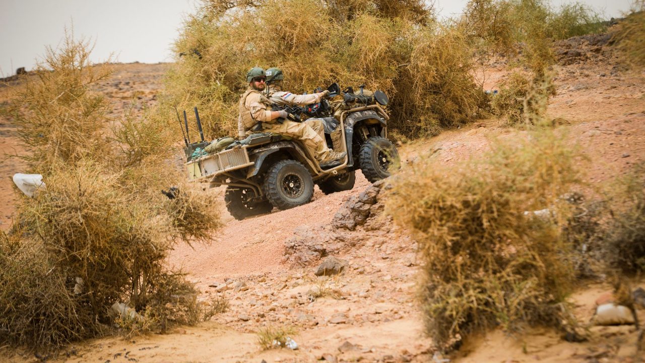 Suzuki KingQuad met achterop een jammer gemonteerd.