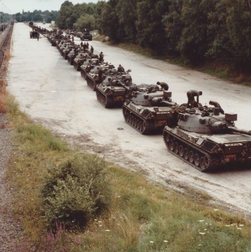 Colonne aan Nederlandse Leopard I tanks.