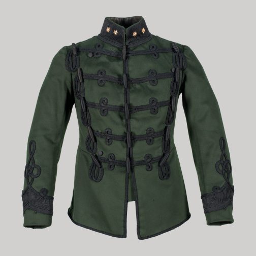 Groene attila, voor een ordonnansofficier, met opslaggalons met W-band ui de Collectie Nationaal Militair Museum, 051998.