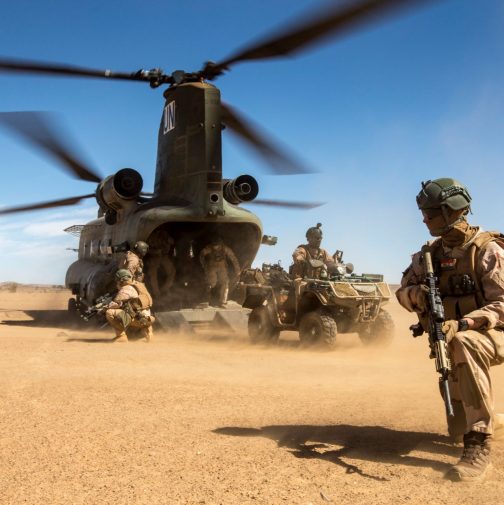 Quads worden middels een Chinook over grote afstanden verplaatst.