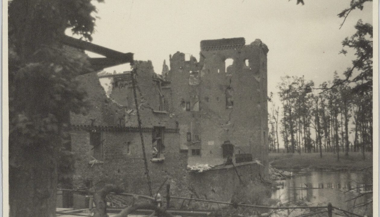 Kasteel Doorwerth verwoest door geschutvuur, bominslagen en brand in oktober 1944, Nationaal Militair Museum, 00150035.
