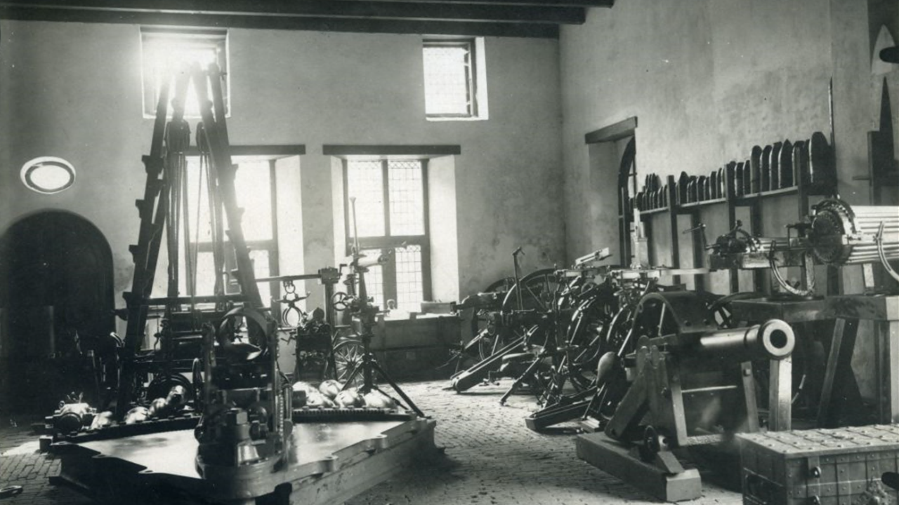 Ruimte met artilleriewapens in het Nederlandsch Artilleriemuseum in Kasteel Doorwerth, Nationaal Militair Museum, 00149968.