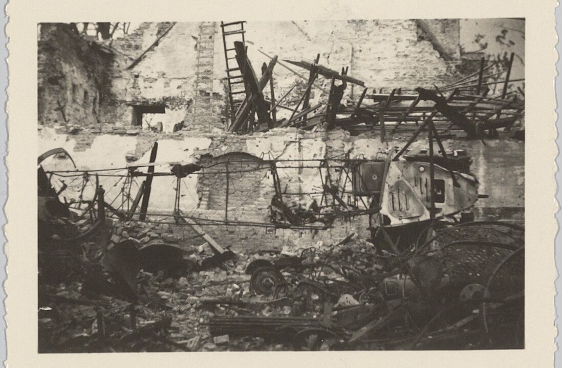 Deel van het door geschutvuur, bominslagen en brand verwoest Kasteel Doorwerth, Nationaal Militair Museum, 00150016.