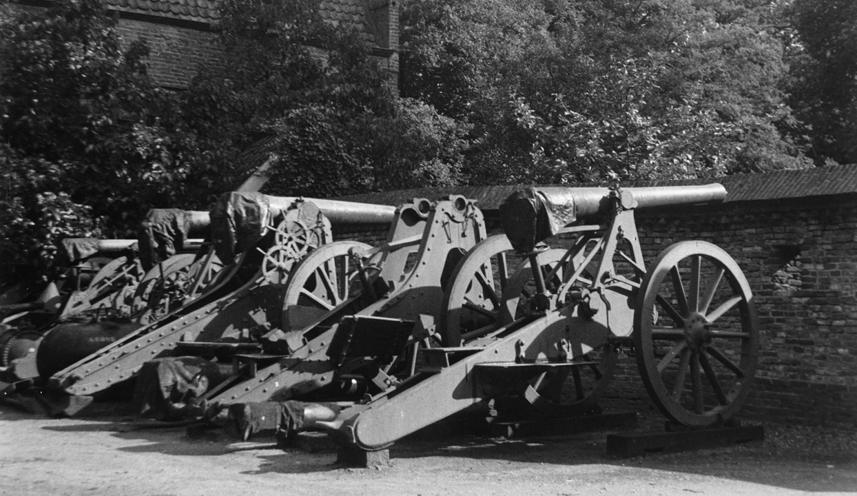 Kanonnen op de binnenplaats van Kasteel Doorwerth, Nationaal Militair Museum, 00149926.