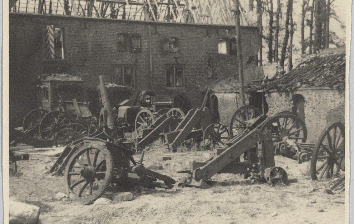 Binnenplaats van Kasteel Doorwerth met door geschutvuur, bominslagen en brand beschadigde stukken geschut, Nationaal Militair Museum, 00150012.