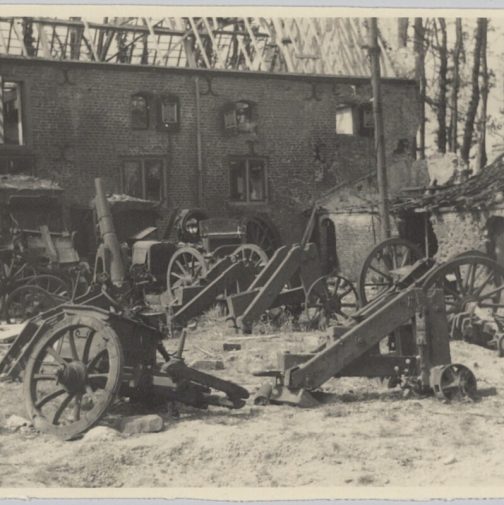 Binnenplaats van Kasteel Doorwerth met door geschutvuur, bominslagen en brand beschadigde stukken geschut, Nationaal Militair Museum, 00150012.