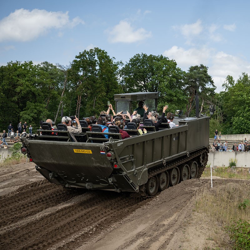 Meerijden in een militair voertuig bij het NMM