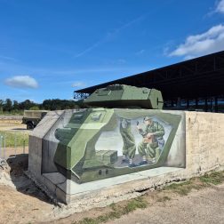 De beschilderde tankkazemat op het buitenterrein van het NMM.