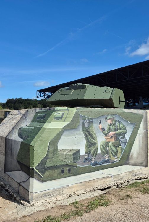 De beschilderde tankkazemat op het buitenterrein van het NMM.